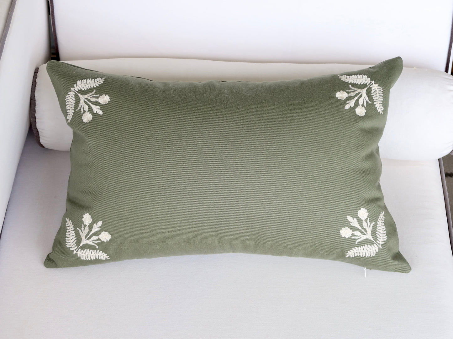 Lavanda | Cojín Bordado Floral Verde Oliva | 40x60 cm