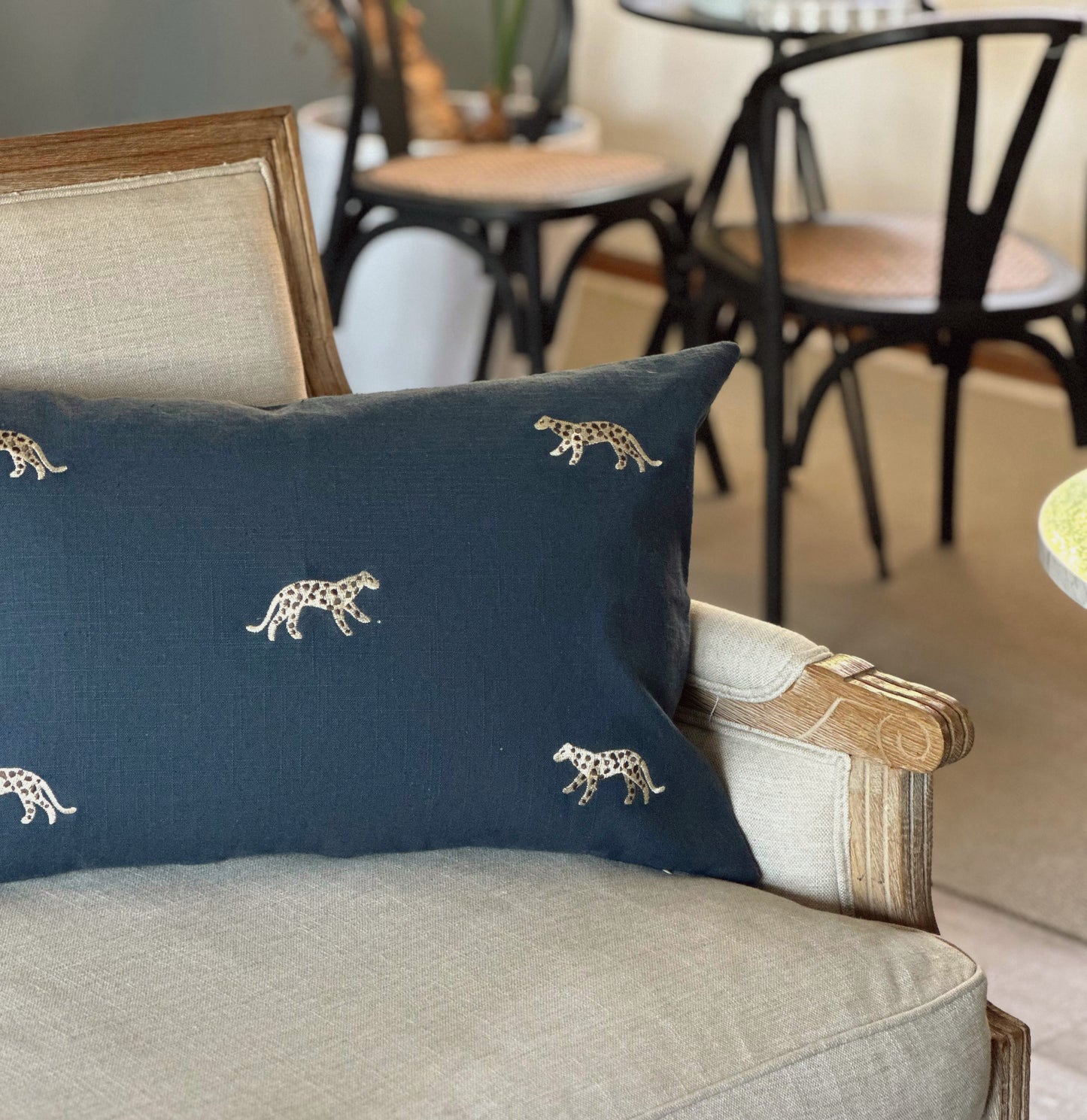Leopardo | Cojín Bordado Lino Azul Navy | 40x60 cm