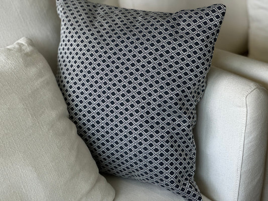 Amapola | Cojín Rombos Azul Navy y Crudo | 45x45 cm