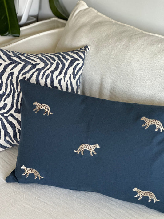 Leopardo | Cojín Bordado Lino Azul Navy | 40x60 cm