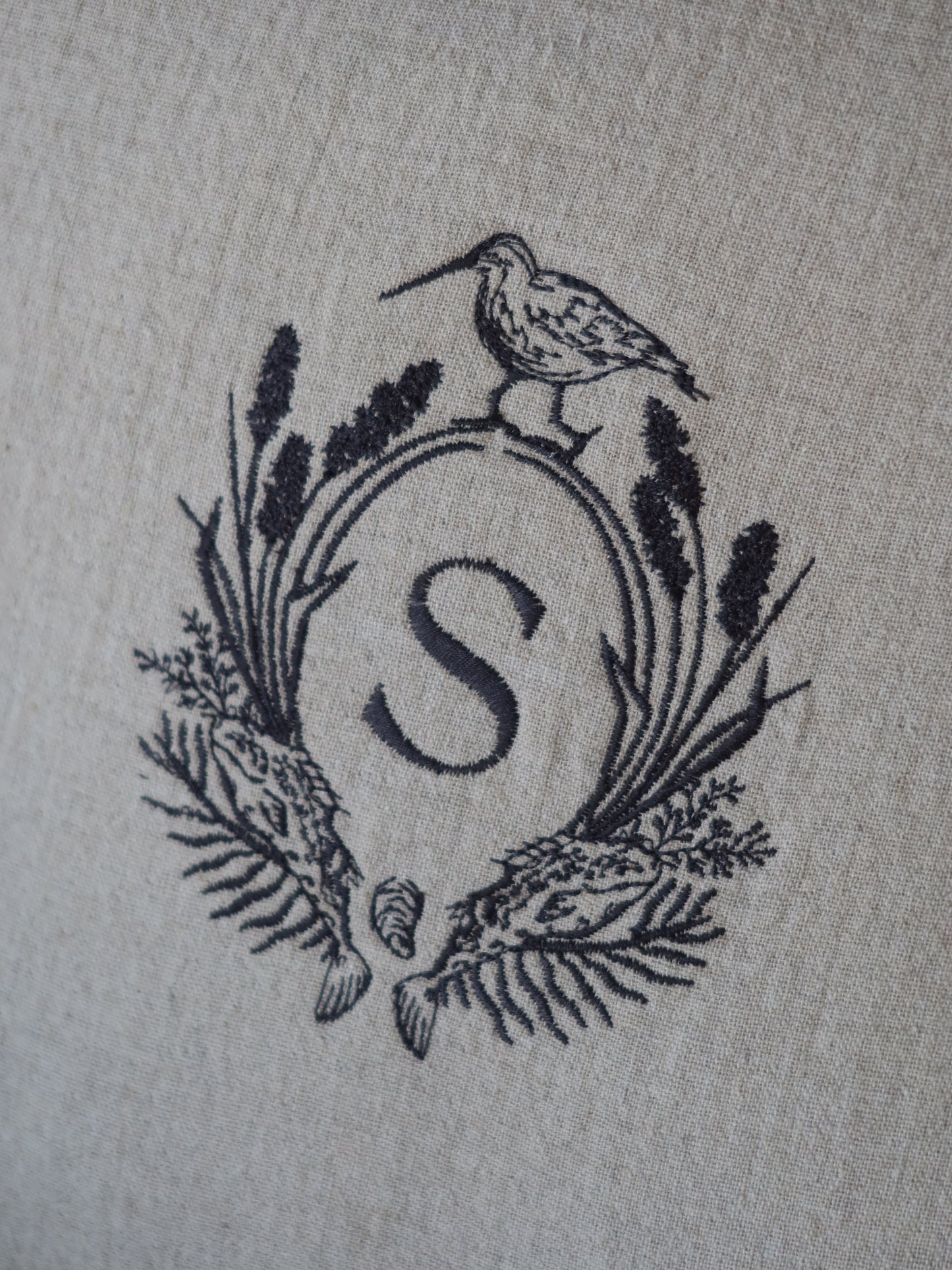 Fauna | Cojín Bordado Escudo | Crudo con Pestaña | 60x60 cm