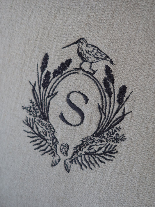 Fauna | Cojín Bordado Escudo | Crudo con Pestaña | 60x60 cm